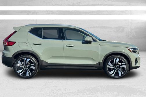 2025 Volvo XC40 B5 Ultra Bright Theme