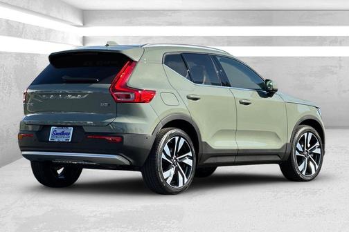 2025 Volvo XC40 B5 Ultra Bright Theme
