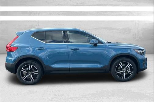 2025 Volvo XC40 B5 Core Bright Theme