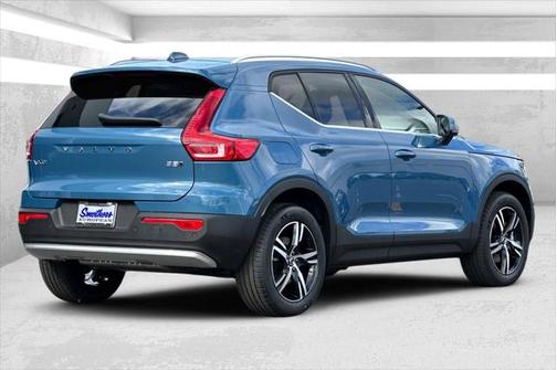 2025 Volvo XC40 B5 Core Bright Theme