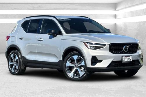 2023 Volvo XC40 B5 Plus Dark Theme