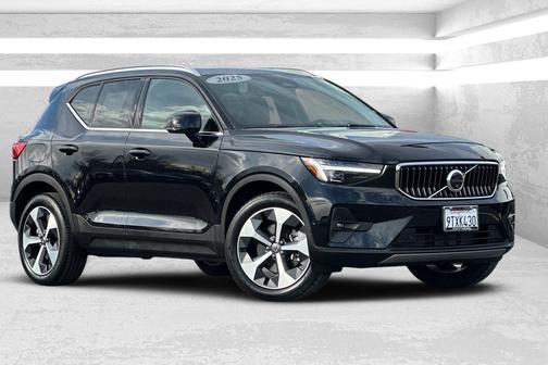 2025 Volvo XC40 B5 Plus Bright Theme