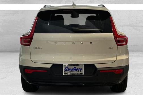 2026 Volvo XC40 Core, B4 FWD Gas (mild hybrid), Dark