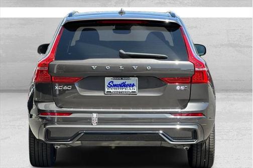 2022 Volvo XC60 B5 R-Design