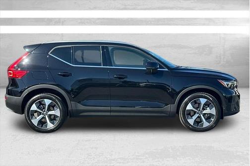 2025 Volvo XC40 B5 Core Bright Theme