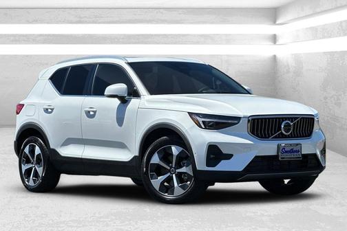 2025 Volvo XC40 B5 Plus Bright Theme