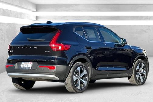 2025 Volvo XC40 B5 Plus Bright Theme