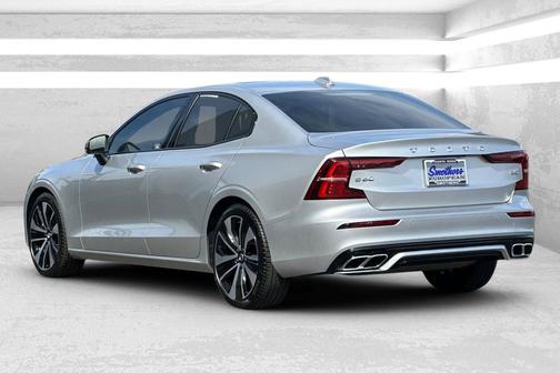 Bright Silver Metallic 2022 Volvo S60 T5 Momentum