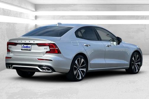 Bright Silver Metallic 2022 Volvo S60 T5 Momentum