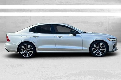 Bright Silver Metallic 2022 Volvo S60 T5 Momentum