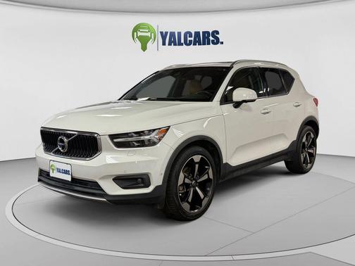 Ice White 2019 Volvo XC40 T4 Momentum