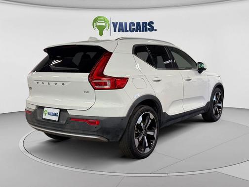 Ice White 2019 Volvo XC40 T4 Momentum