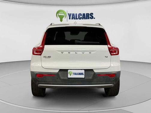 Ice White 2019 Volvo XC40 T4 Momentum