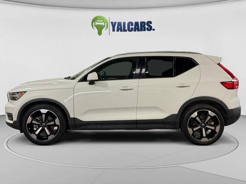 Ice White 2019 Volvo XC40 T4 Momentum