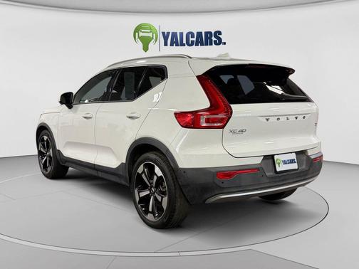 Ice White 2019 Volvo XC40 T4 Momentum