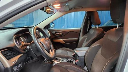 2017 Jeep Cherokee Sport