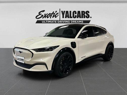 Star White Metallic Tri-Coat 2024 Ford Mustang Mach-E Select