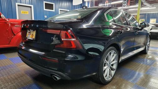 2021 Volvo S60 T6 Momentum