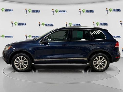 Night Blue Metallic 2013 Volkswagen Touareg VR6 Sport