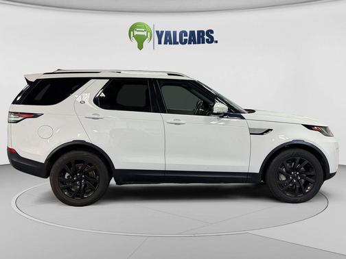 White 2018 Land Rover Discovery SE