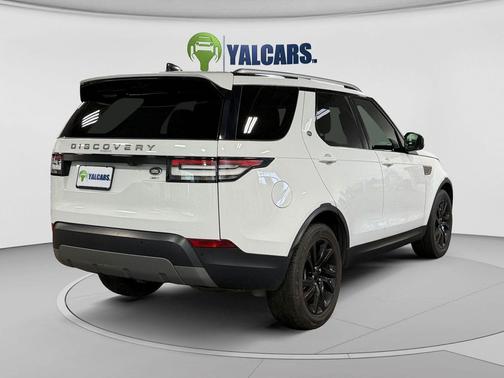 White 2018 Land Rover Discovery SE