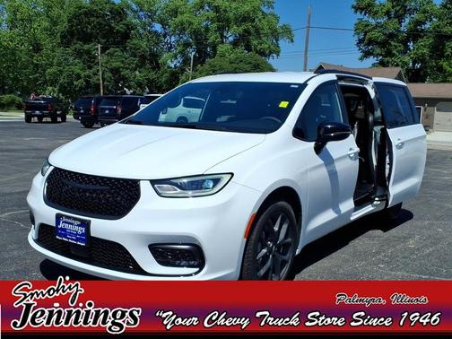 Bright White Clearcoat 2024 Chrysler Pacifica Touring-L