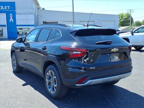 Mosaic Black Metallic 2026 Chevrolet Trax LT