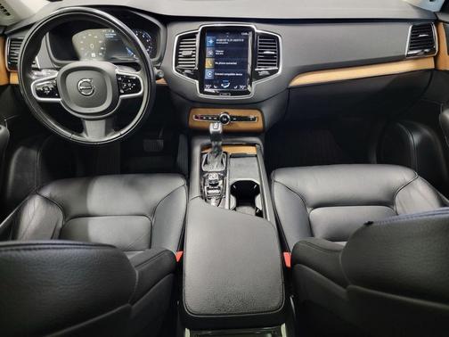 2021 Volvo XC90 T6 Momentum 7 Passenger