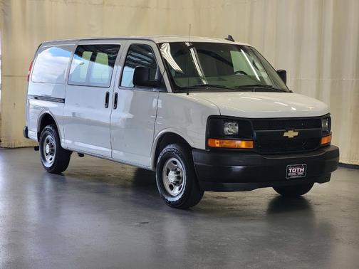 Summit White 2017 Chevrolet Express 3500 Work Van