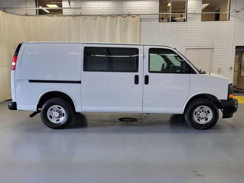 Summit White 2017 Chevrolet Express 3500 Work Van
