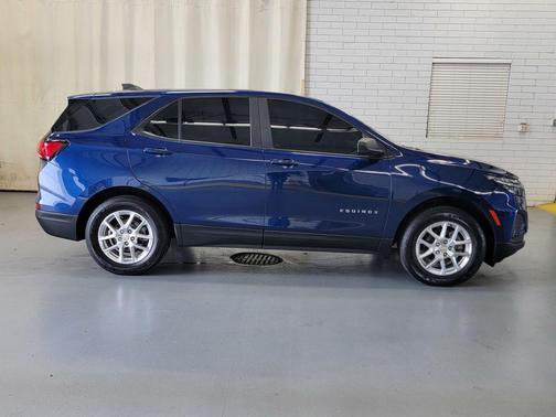 Blue Glow Metallic 2022 Chevrolet Equinox LS