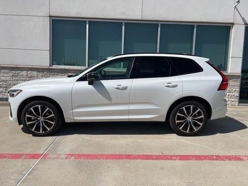 2024 Volvo XC60 B5 Plus Dark Theme