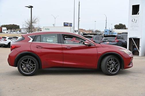 2017 INFINITI QX30 Premium