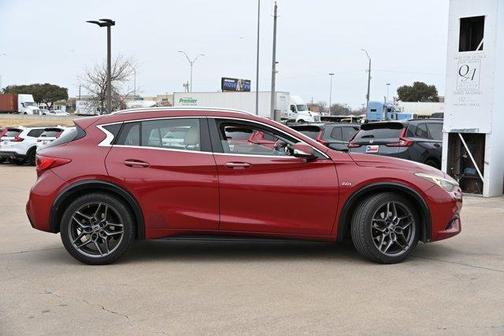 2017 INFINITI QX30 Premium