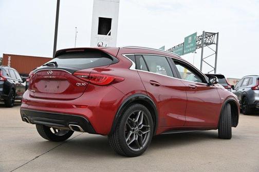 2017 INFINITI QX30 Premium