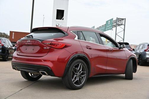 2017 INFINITI QX30 Premium
