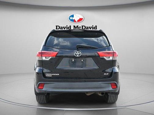 Midnight Black Metallic 2019 Toyota Highlander XLE