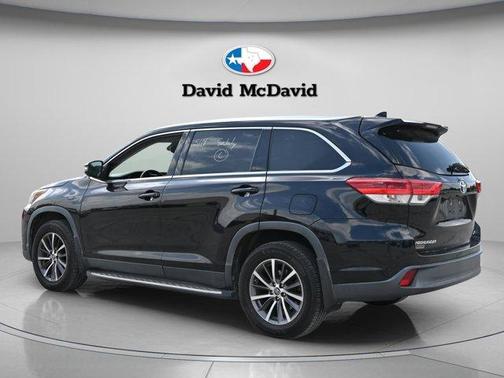 Midnight Black Metallic 2019 Toyota Highlander XLE