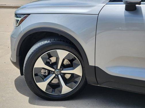 2023 Volvo XC40 B5 Plus Bright Theme