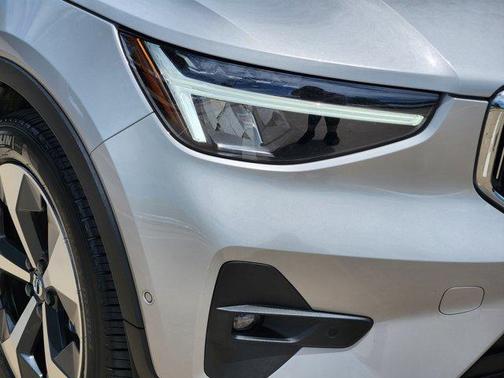 2023 Volvo XC40 B5 Plus Bright Theme