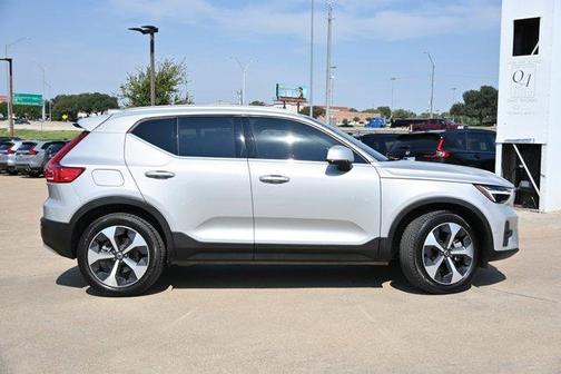 2023 Volvo XC40 B5 Plus Bright Theme