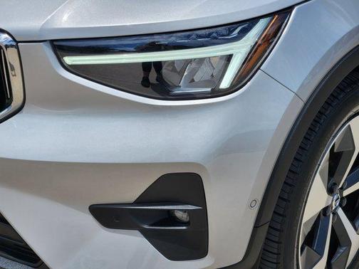 2023 Volvo XC40 B5 Plus Bright Theme