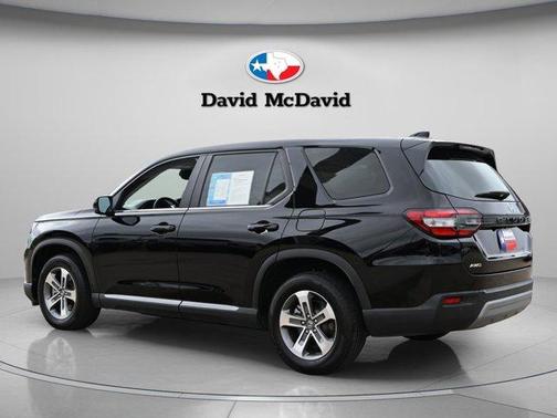 Crystal Black Pearl 2024 Honda Pilot EX-L 7-Passenger