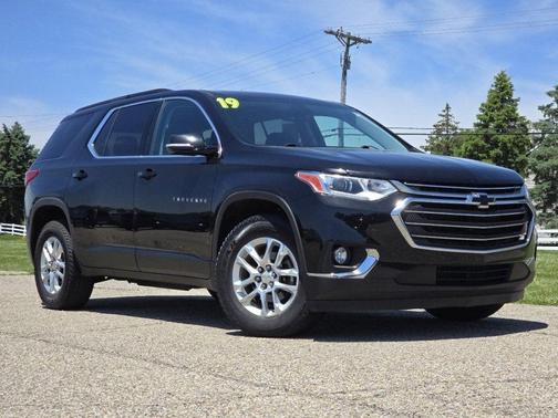Mosaic Black Metallic 2019 Chevrolet Traverse LT Cloth
