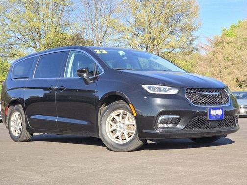 Brilliant Black Crystal Pearlcoat 2023 Chrysler Pacifica Touring-L