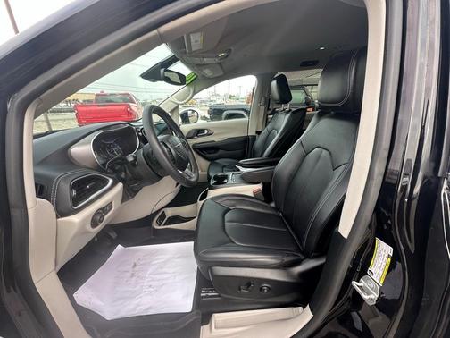 2024 Chrysler Pacifica Touring-L