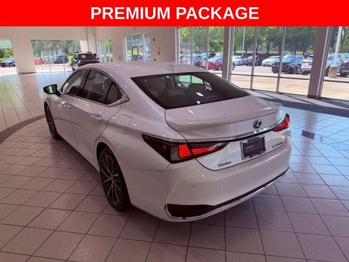 Eminent White Pearl 2025 Lexus ES 300h Premium