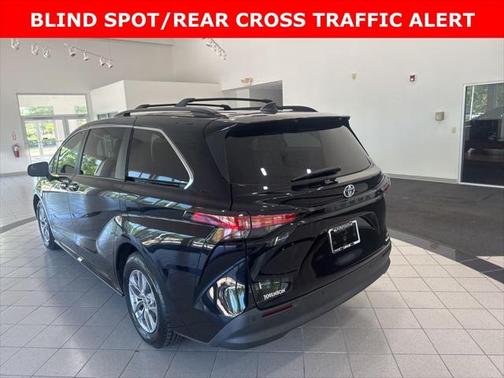 2022 Toyota Sienna XLE 8 Passenger
