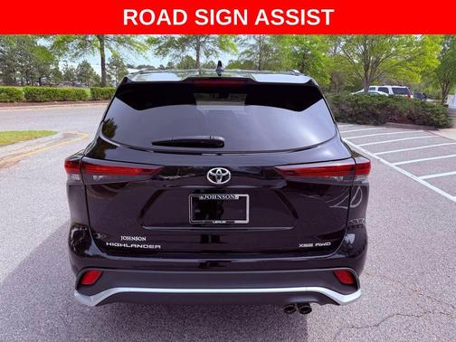 Midnight Black Metallic 2024 Toyota Highlander XSE