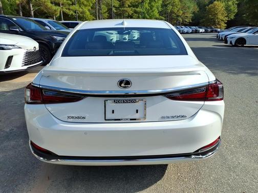 2025 Lexus ES 300h Base